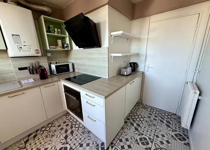 Au Pied Du Metro. * Toulouse