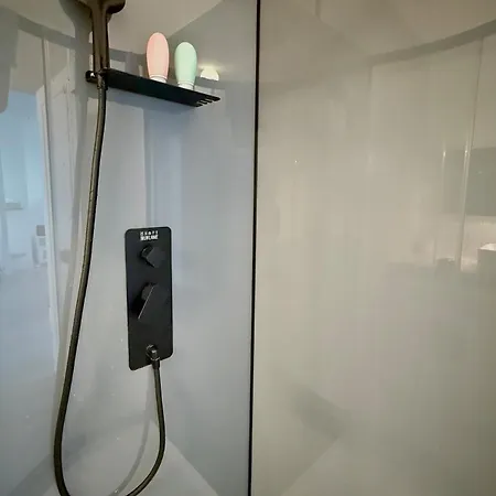 Au Pied Du Metro. アパート *