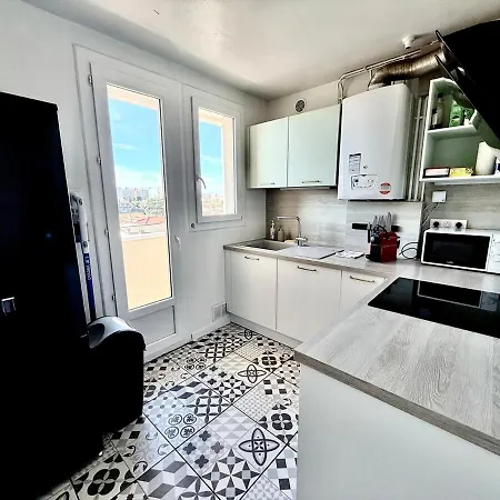 Au Pied Du Métro. Apartamento